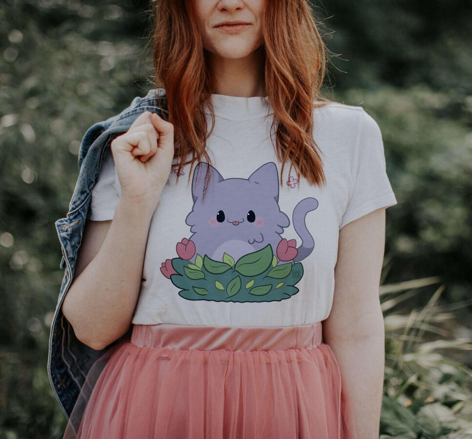 Aranyos és vicces, virágos bokorból előbukkanó cicás póló, pulcsi, bögre vagy szatyor minta.